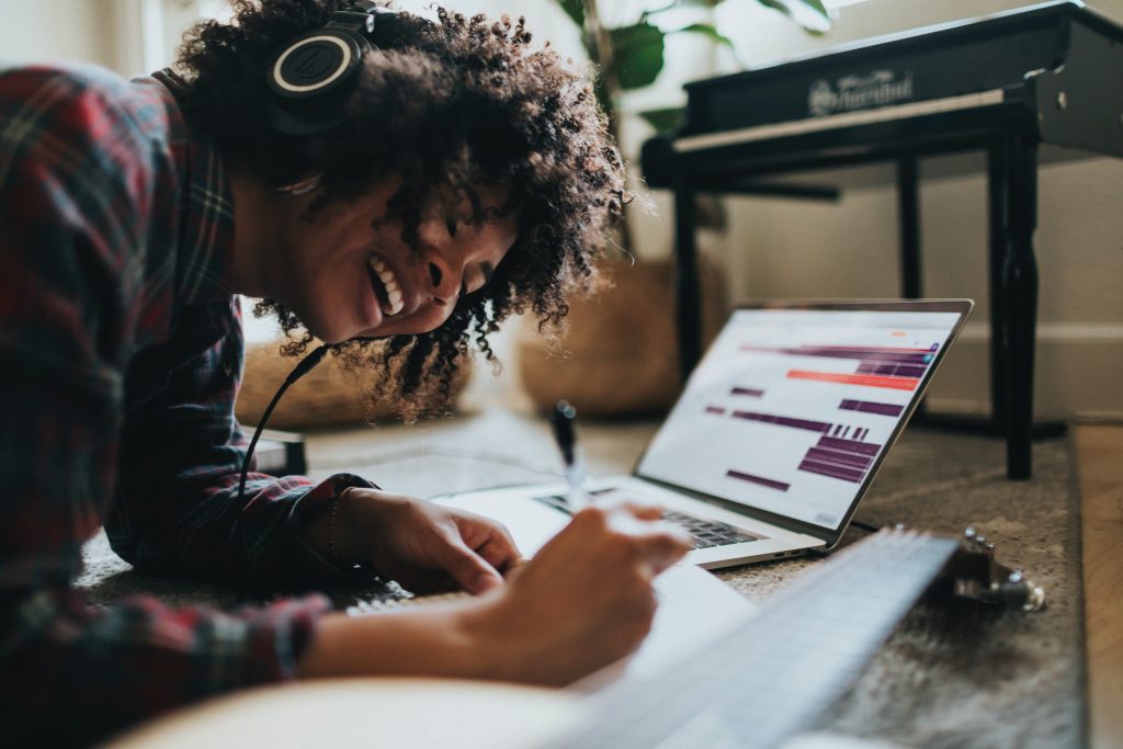 Eine Frau arbeitet an einem digitalen Musikprogramm.