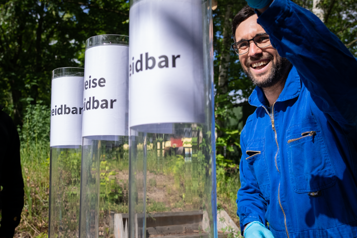 Drei durchsichtige Säulen, in denen der Müll getrennt wird.