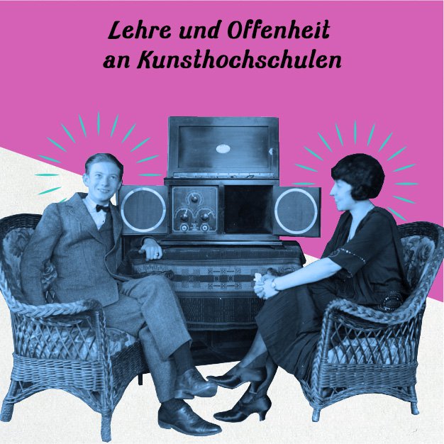 Zwei Personen sitzen auf zwei Stühlen und lauschen einem historischen Radio