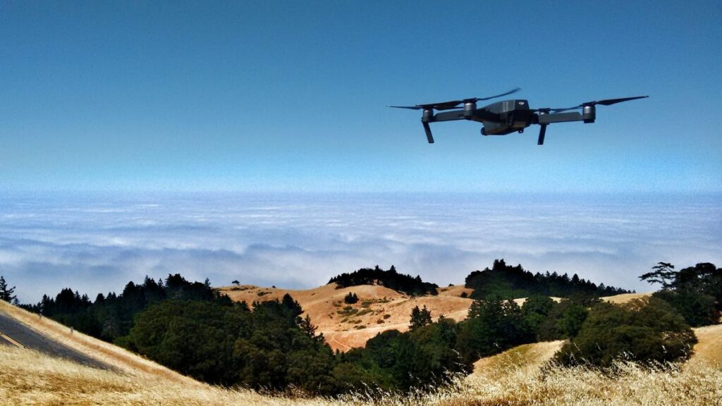 Eine Drohne fliegt über eine Landschaft.