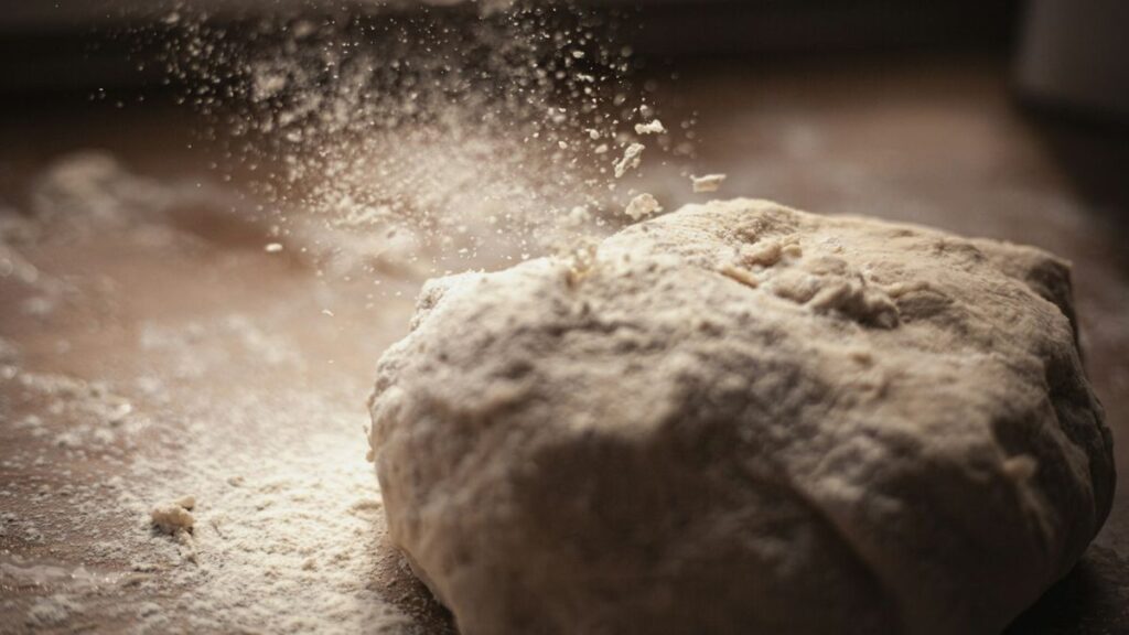 zu sehen ist ein Pizzateig