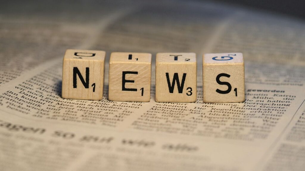 Würfel, die das Wort News zeigen.