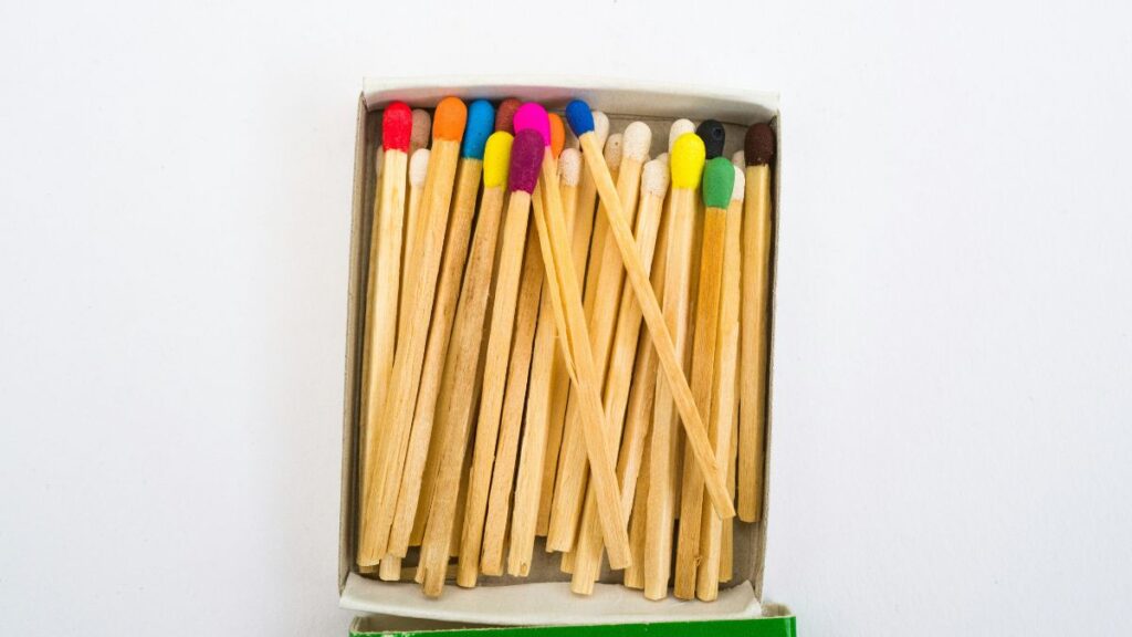 Zu sehen sind Streichhölzer mit bunten Köpfen in einer Schachtel.