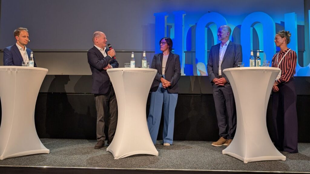Auf der Bühne bei der Jubiläumsfeier diskutieren Moderator Dr. Ronny Röwert mit Olaf Scholz, Maryam Blumenthal, Prof. Dr. Sönke Knutzen und Prof. Dr. Frederike Masemann.