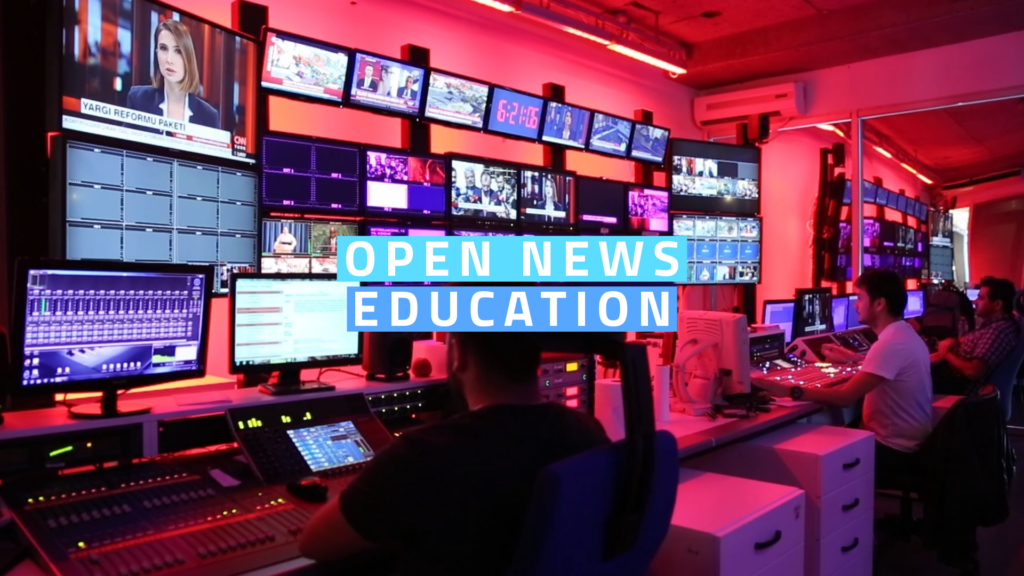 Ein großer Newsroom mit vielen Bildschirmen auf denen unterschiedliche Newssendungen laufen und der Text Open News Education