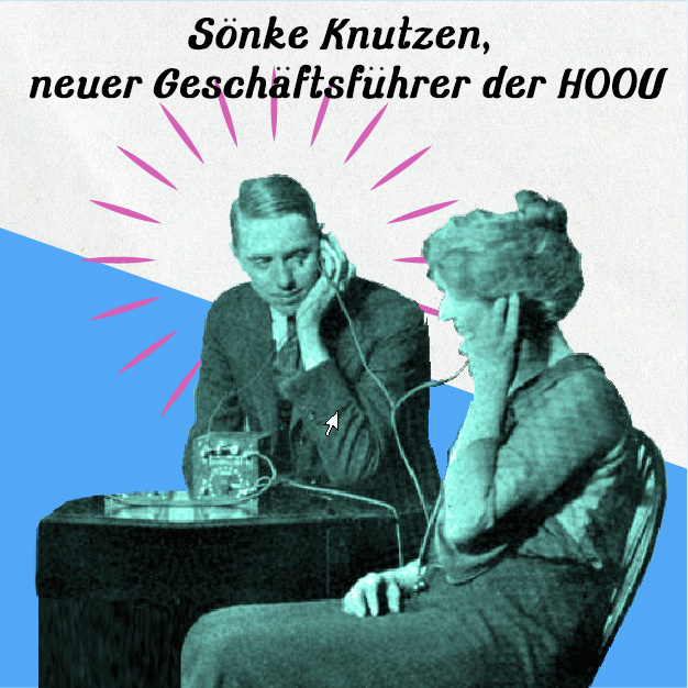 Zwei Personen lauschen einem antiquierten Radiogerät. Über ihnen steht Sönke Knutzen, neuer Geschäftsführer der HOOU