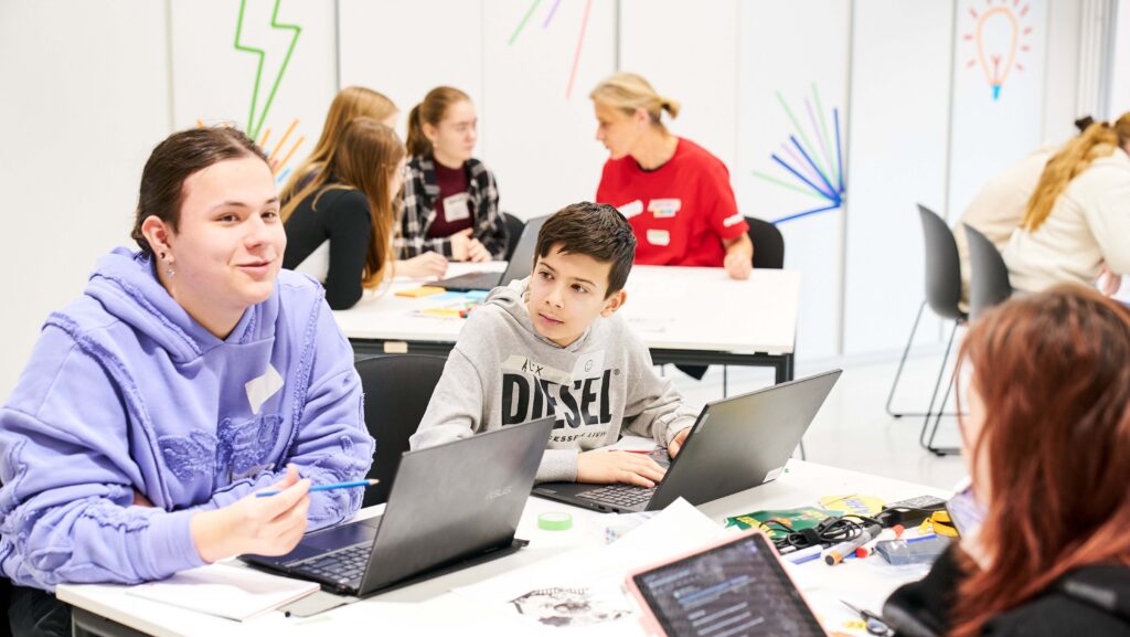 Eine Gruppe von Kindern in einem Seminarraum