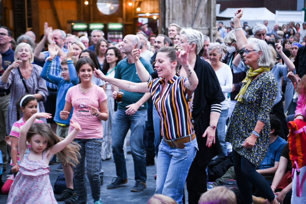 Das Bild zeigt tanzende Menschen bei der Eröffnung der altonalen.