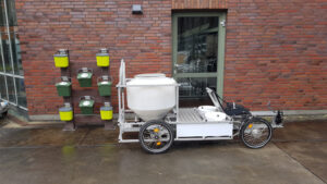 Mit dem Bioabfalllastenrad nehmen wir die Bioabfälle aus Altona wieder zurück zur Biogasanlage in Wilhelmsburg. Foto: Steffen Walk