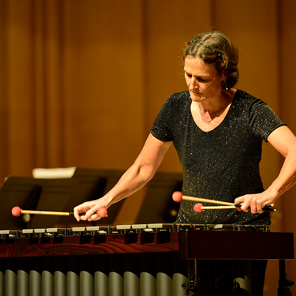 Cornelia Monske spielt auf einer Marimba bei einem Konzert