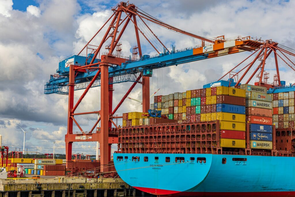 Das Bild zeigt ein Containerschiff im Hamburger Hafen.