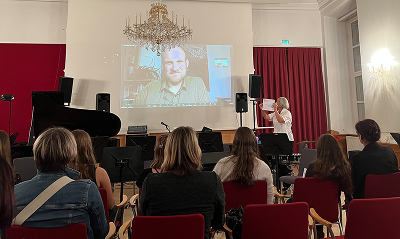 Das Bild zeigt Alexander Riedmüller, der per Video zu der Preisverleihung dazu geschaltet ist. Er bekam den Aviso-Publikationspreis der Universität für Musik und Darstellende Kunst Wien. (Bild: privat)