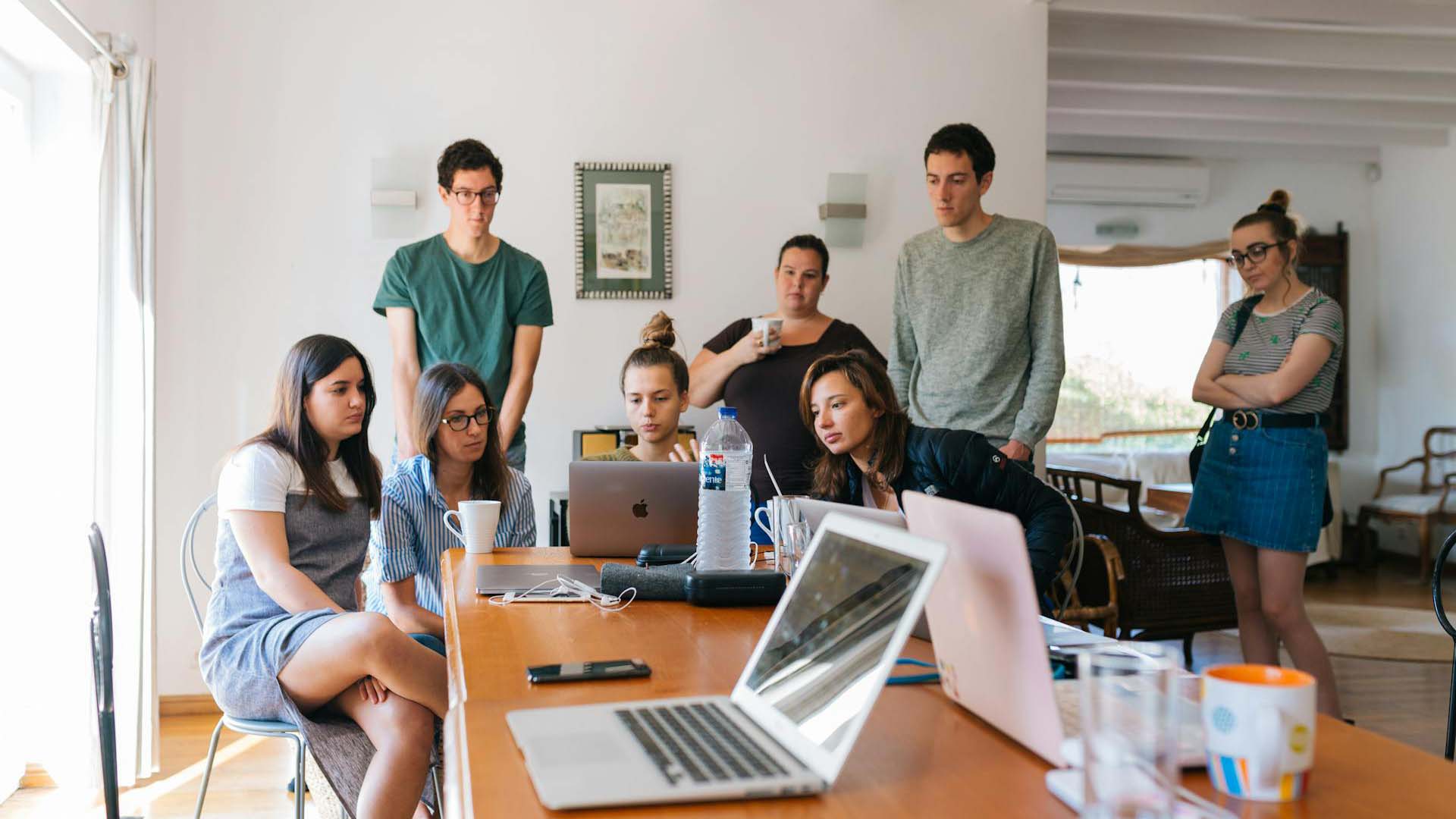 Gruppe von Menschen, schauen auf ein Notebook